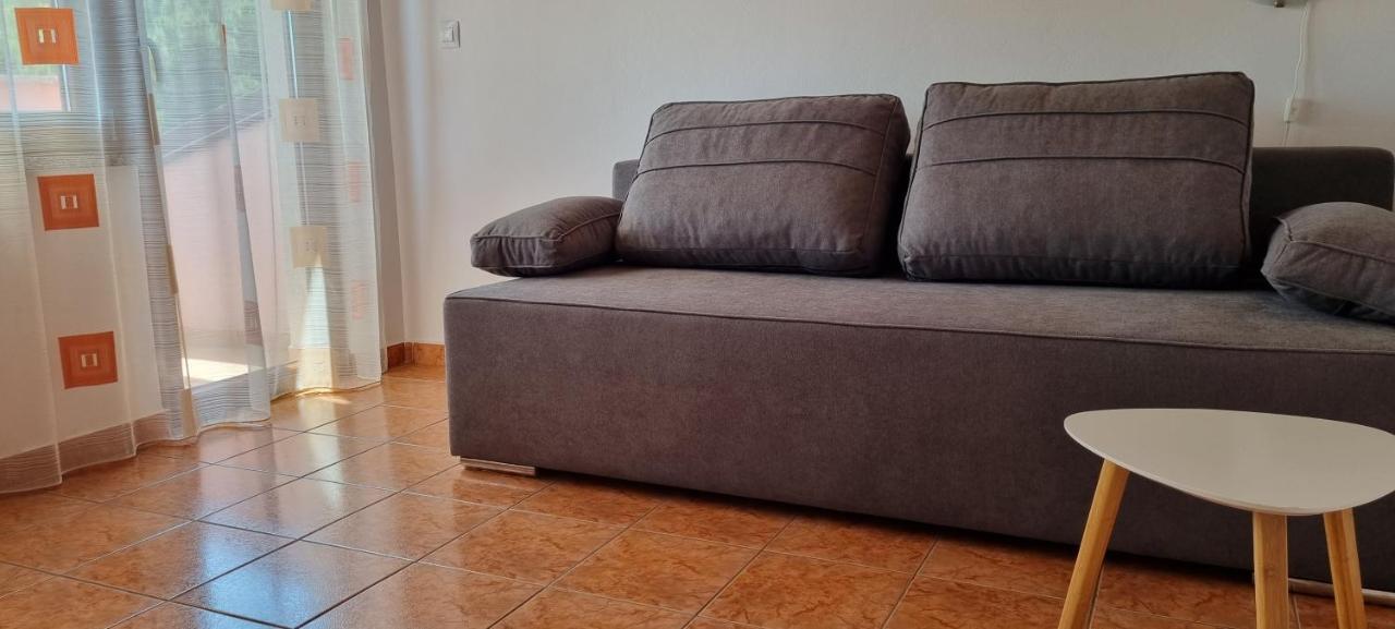 Apartment A&M Ровин Екстериор снимка